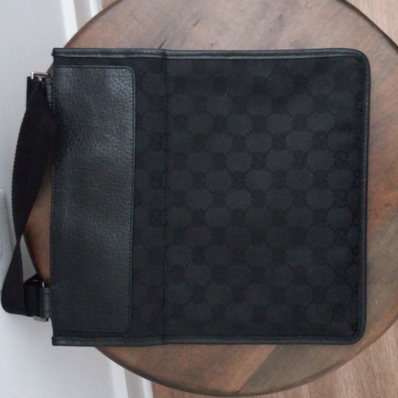 Authentic Gucci GG Monogram Supreme Messenger Crossbody Bag - Picture 3 of 8